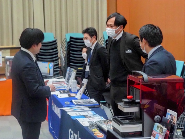 今回は9社の賛助会員に展示していただき、休憩時間に多くの注目を浴びていました。